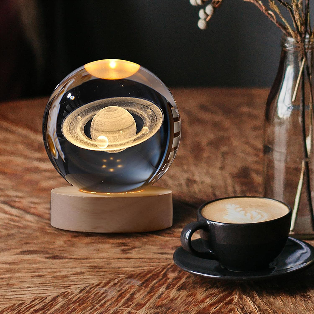 Luce Notturna LED Sfera Saturno 3D in Cristallo con Supporto in Legno