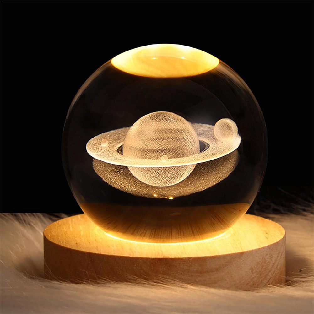 Luce Notturna LED Sfera Saturno 3D in Cristallo con Supporto in Legno