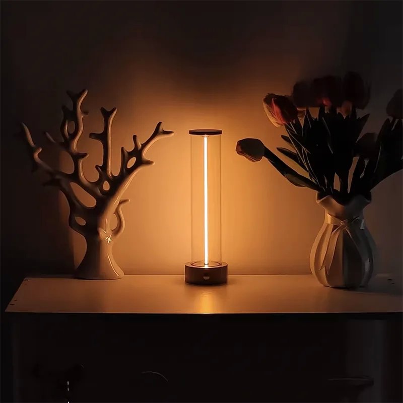 Lampada da Tavolo LED Ricaricabile Design Elegante in Alluminio con Controllo Touch e Batteria Integrata