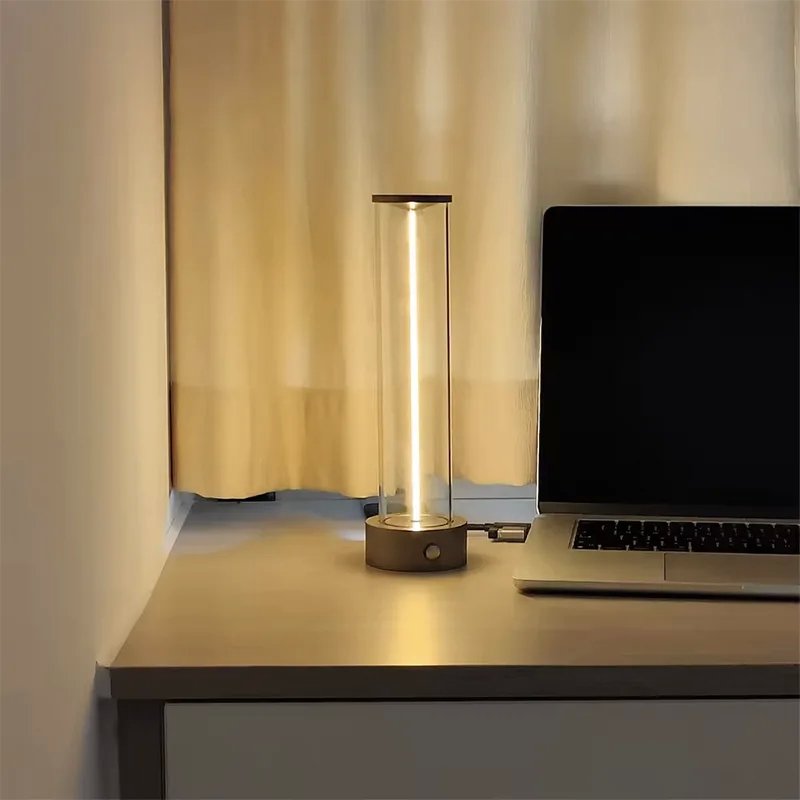 Lampada da Tavolo LED Ricaricabile Design Elegante in Alluminio con Controllo Touch e Batteria Integrata